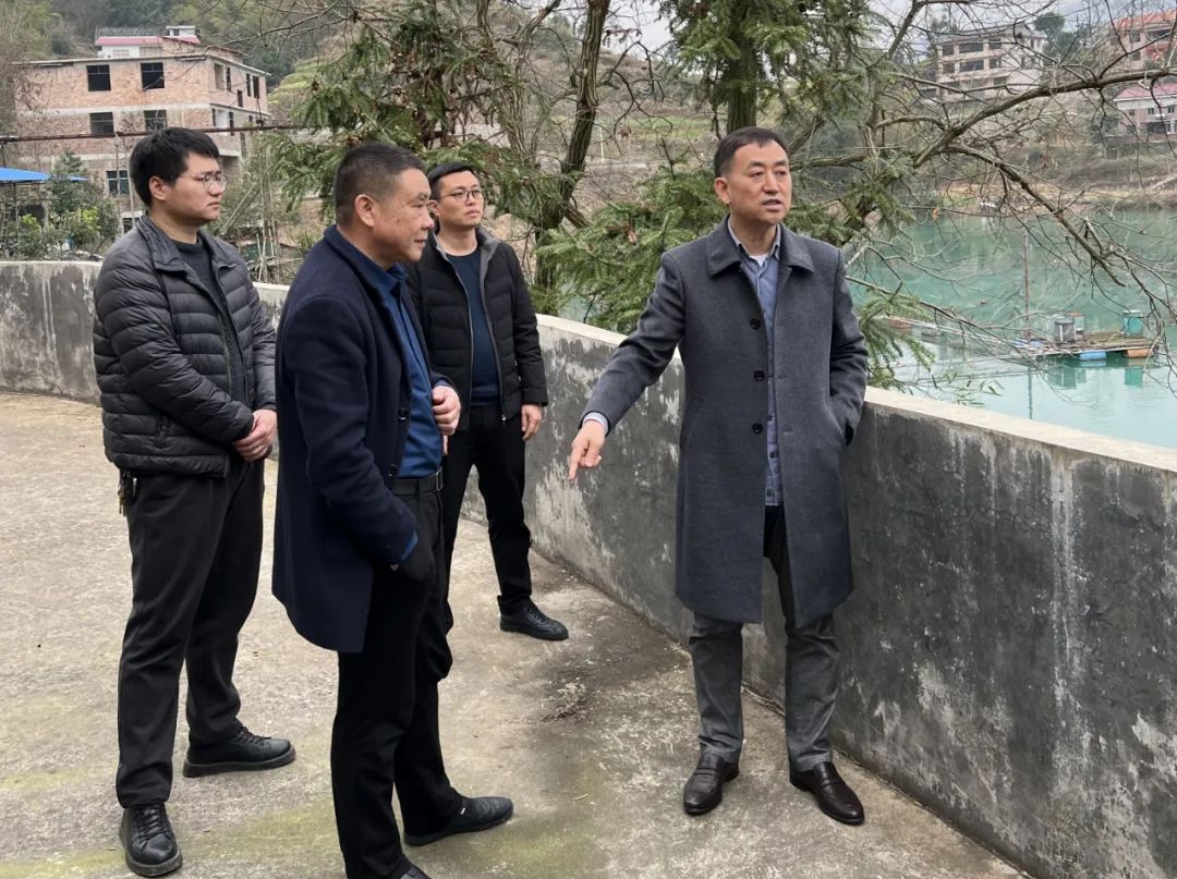 陈历贤开展巡河并督查网箱养鱼整改情况(图1)