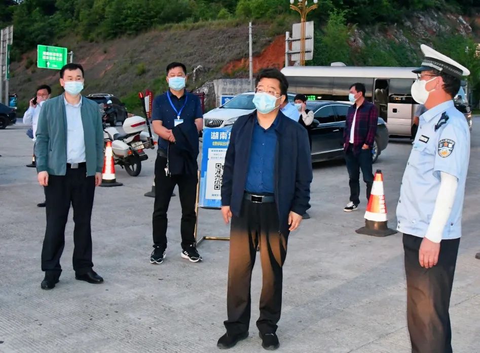 贺朝晖看望慰问一线防疫工作人员(图2)