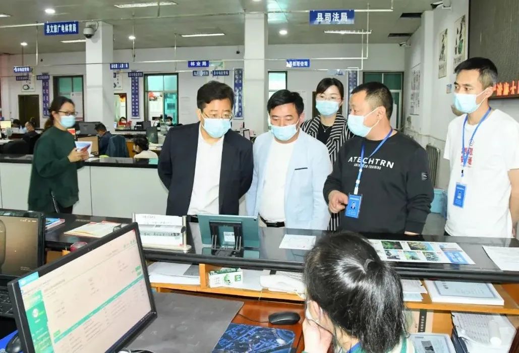 贺朝晖开展 “走流程、解难题、优服务”活动(图2)