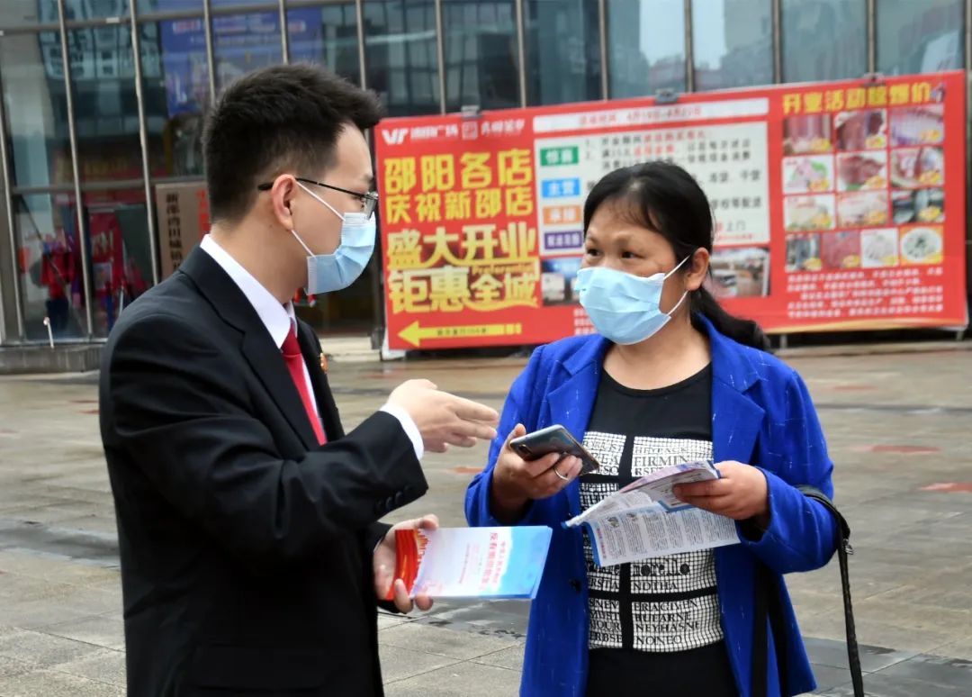 新邵开展《反有组织犯罪法》暨打击整治养老诈骗专项行动主题宣传(图1)