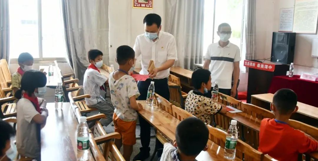 “青春湘伴”慰问活动走进新邵(图2)