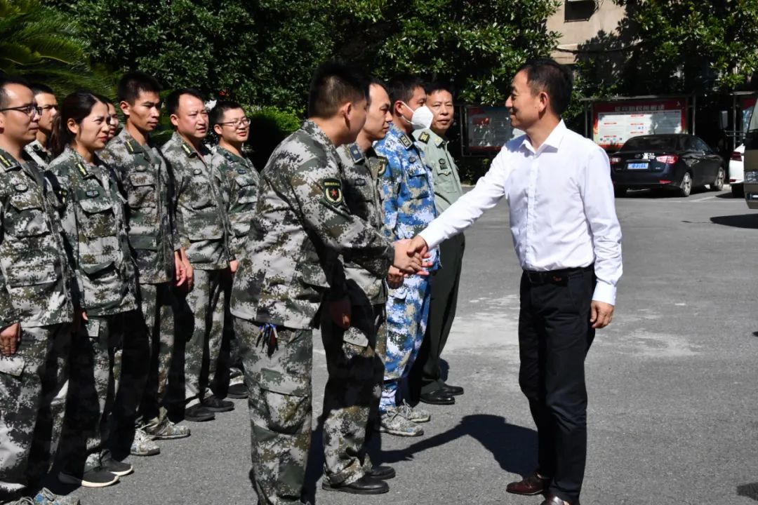 新邵召开“八一”座谈会暨开展慰问驻军活动(图2)
