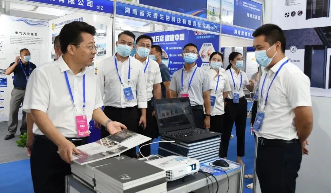当天签约项目7个合同投资47亿元，贺朝晖到“投洽会”“交易会”新邵展团巡展指导(图3)