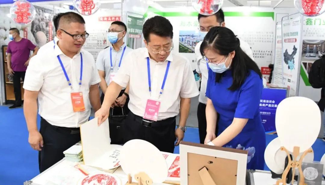 当天签约项目7个合同投资47亿元，贺朝晖到“投洽会”“交易会”新邵展团巡展指导(图2)