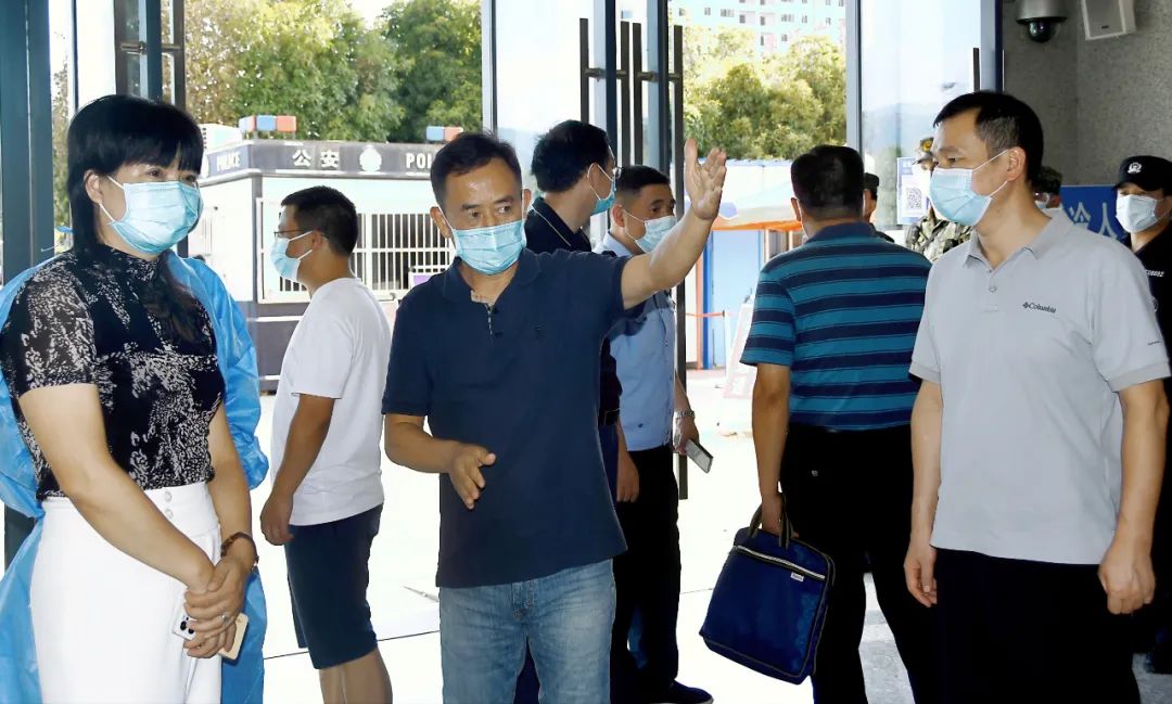 陈历贤看望国庆在岗一线值守人员、督导检查疫情防控工作(图2)