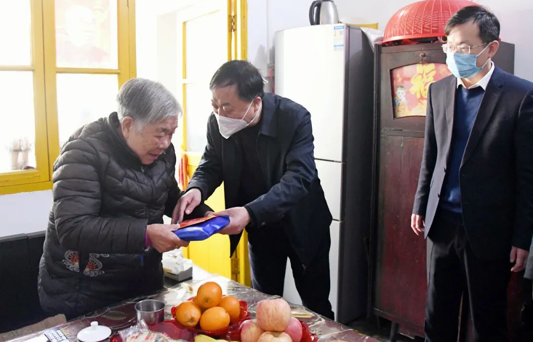 肖拥军到新邵开展送温暖慰问活动(图2)