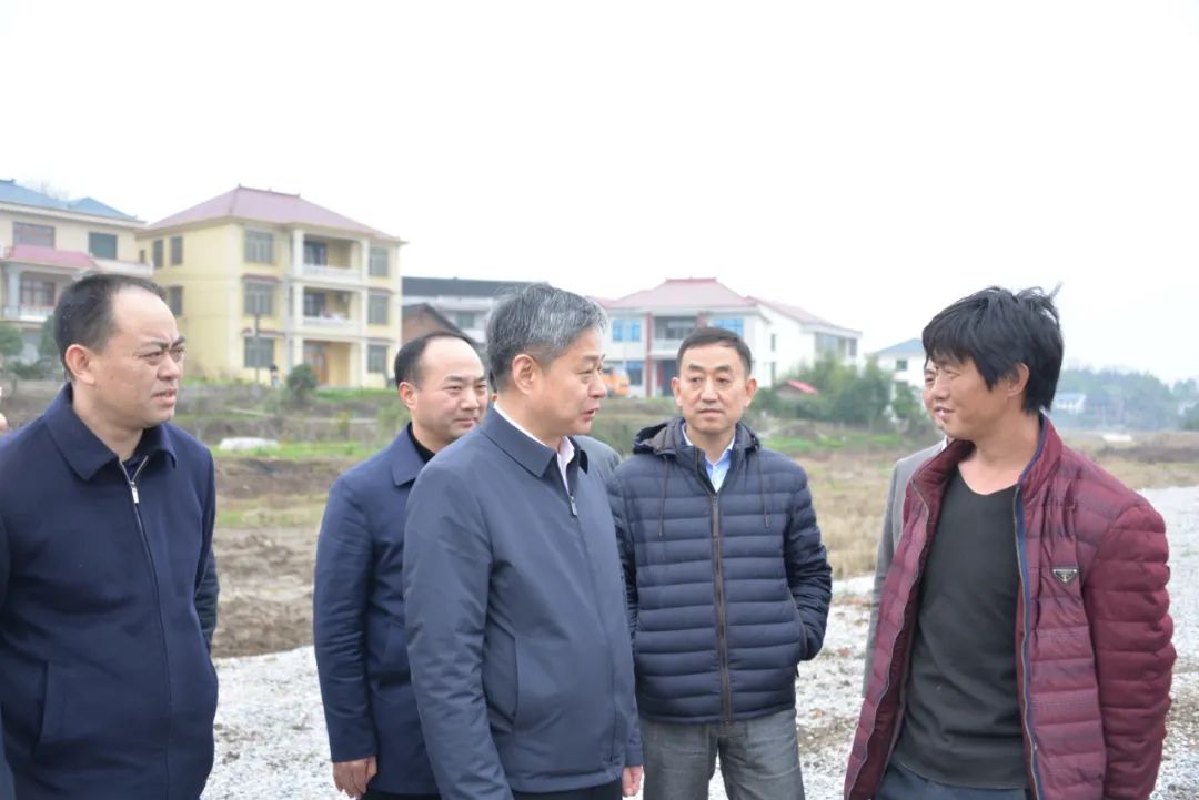 严华在新邵县调研春耕备耕工作(图1)