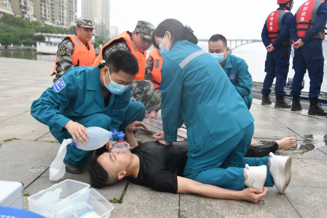 提高应急救援能力,新邵开展军地联合防汛抢险演练(图3)