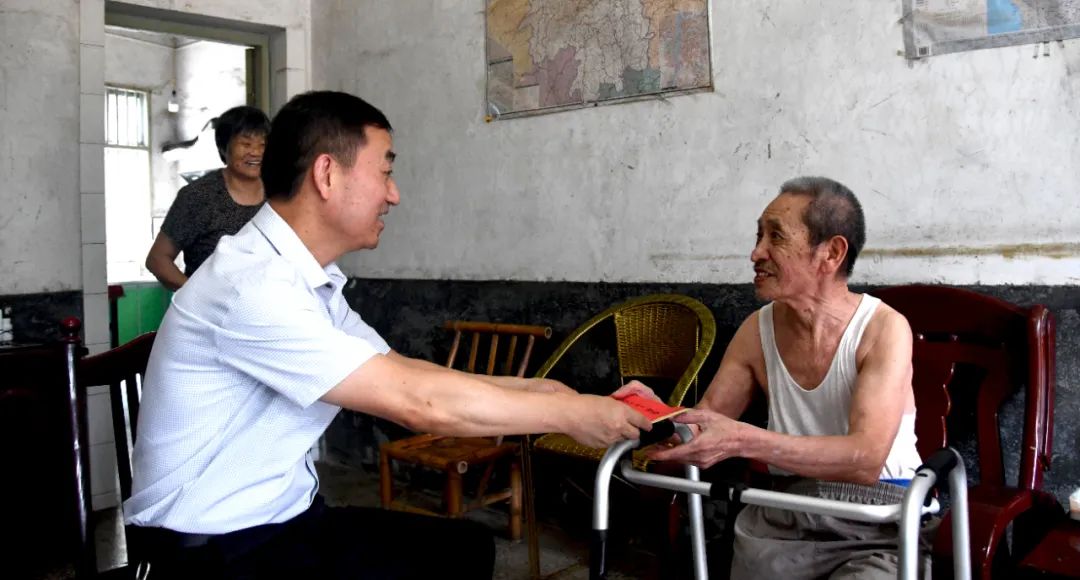 陈历贤到坪上镇走访慰问困难老党员(图2)