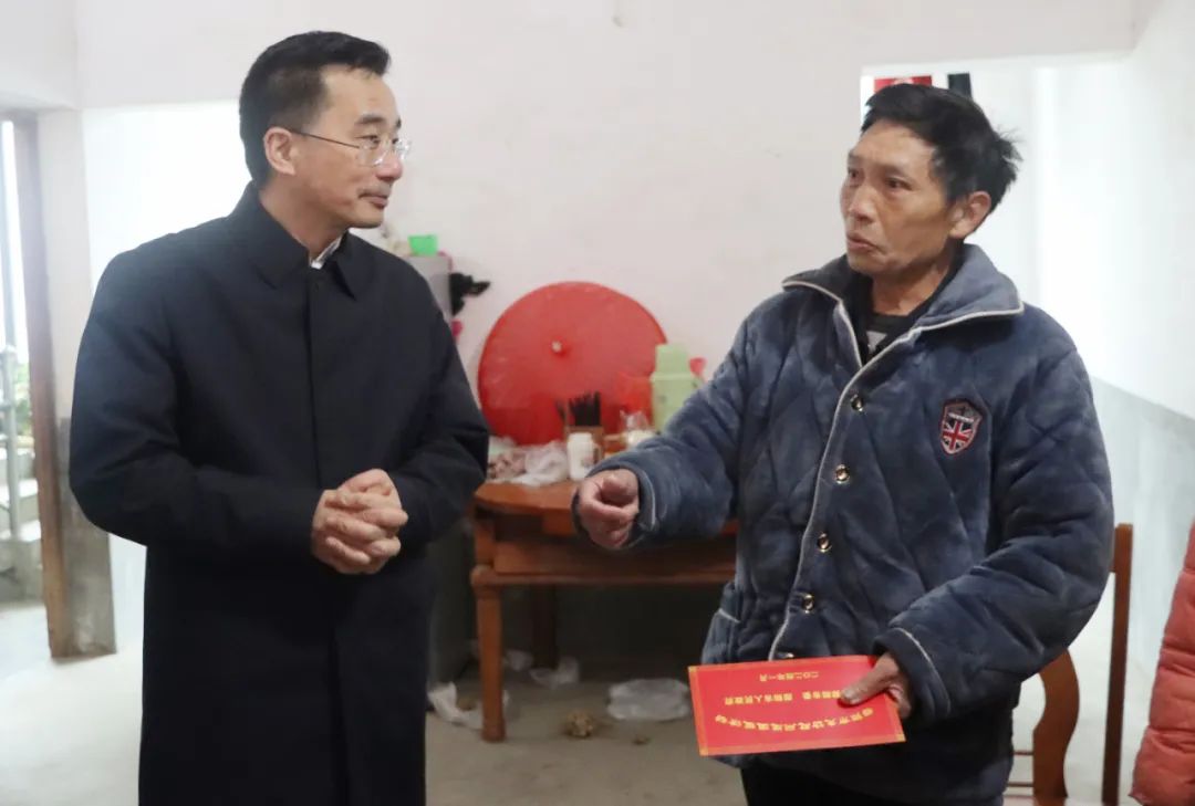 周文到新邵走访慰问困难群众(图1)