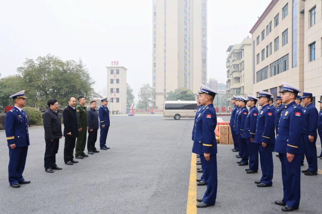 谢小军春节前走访慰问驻县部队和消防救援大队(图1)