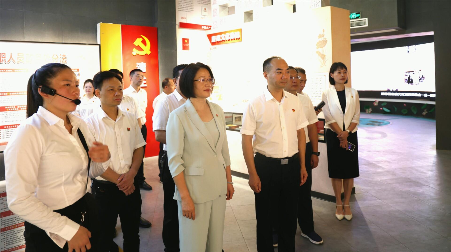 新邵县委常委会会议组成人员开展“七一”活动(图1)