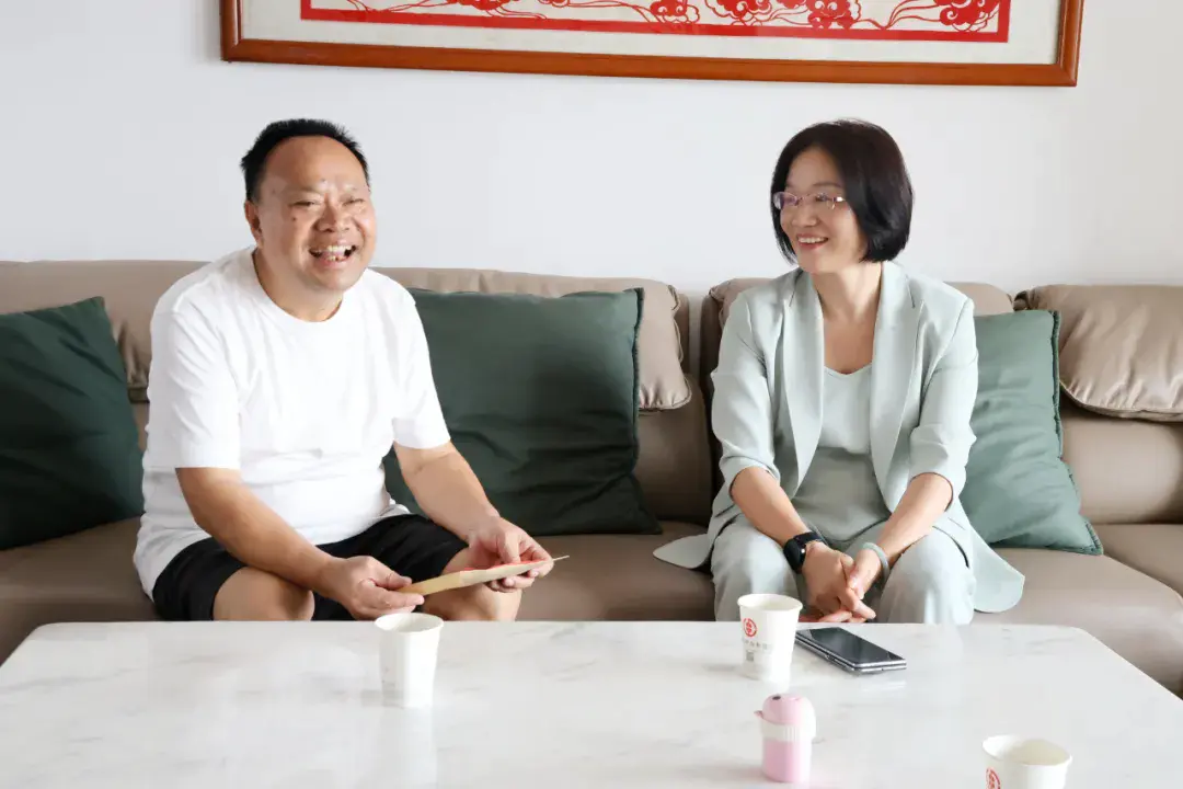 黄海蓉走访慰问老党员和困难党员(图1)