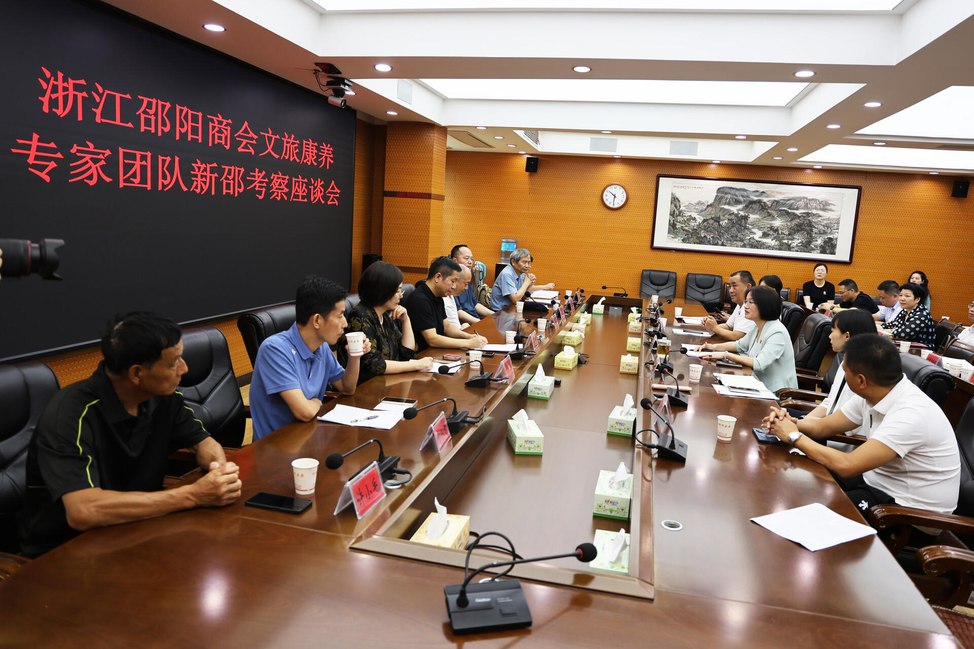新邵县艺术公社项目签约暨浙江邵阳商会文旅康养专家团队考察新邵座谈会举行(图1)