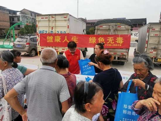 新邵县寸石镇入村开展禁毒宣传(图1)