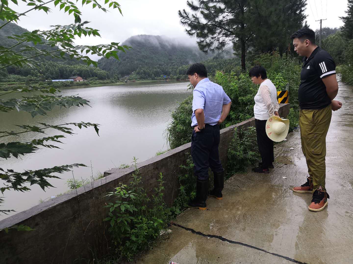 全面推进河长制 新邵寸石在行动(图1)