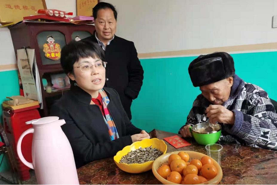 邵阳市委统战部副部长李江晖到新邵县龙溪铺镇慰问黄埔老人(图1)