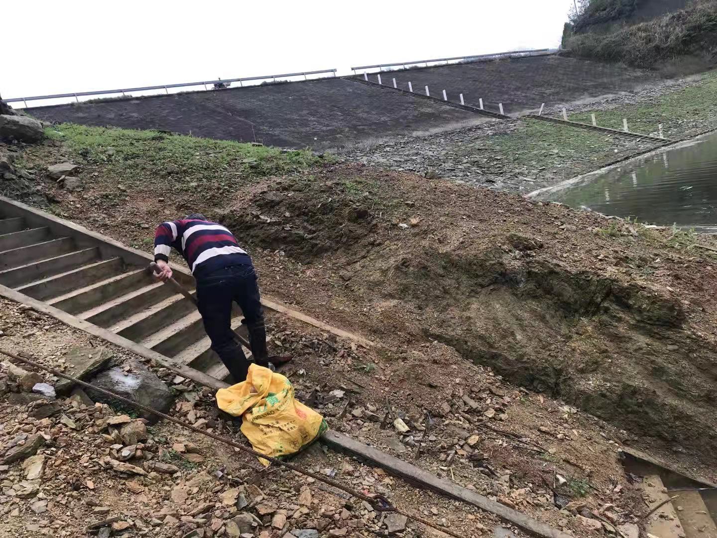 新邵雀塘镇：河道保洁不松懈 河长制工作稳推进(图1)