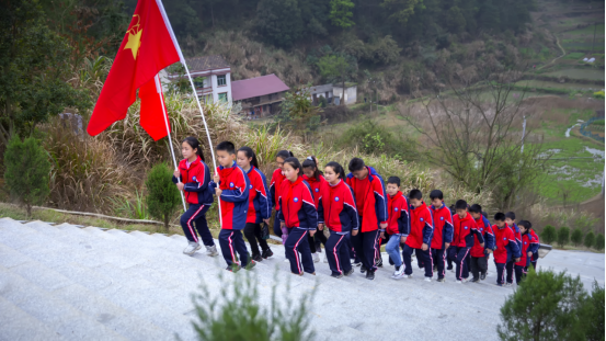 缅怀革命先烈，传承红色基因——严塘镇岩门小学开展清明祭奠缅怀革命先烈活动(图1)