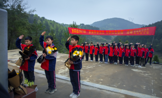 缅怀革命先烈，传承红色基因——严塘镇岩门小学开展清明祭奠缅怀革命先烈活动(图3)