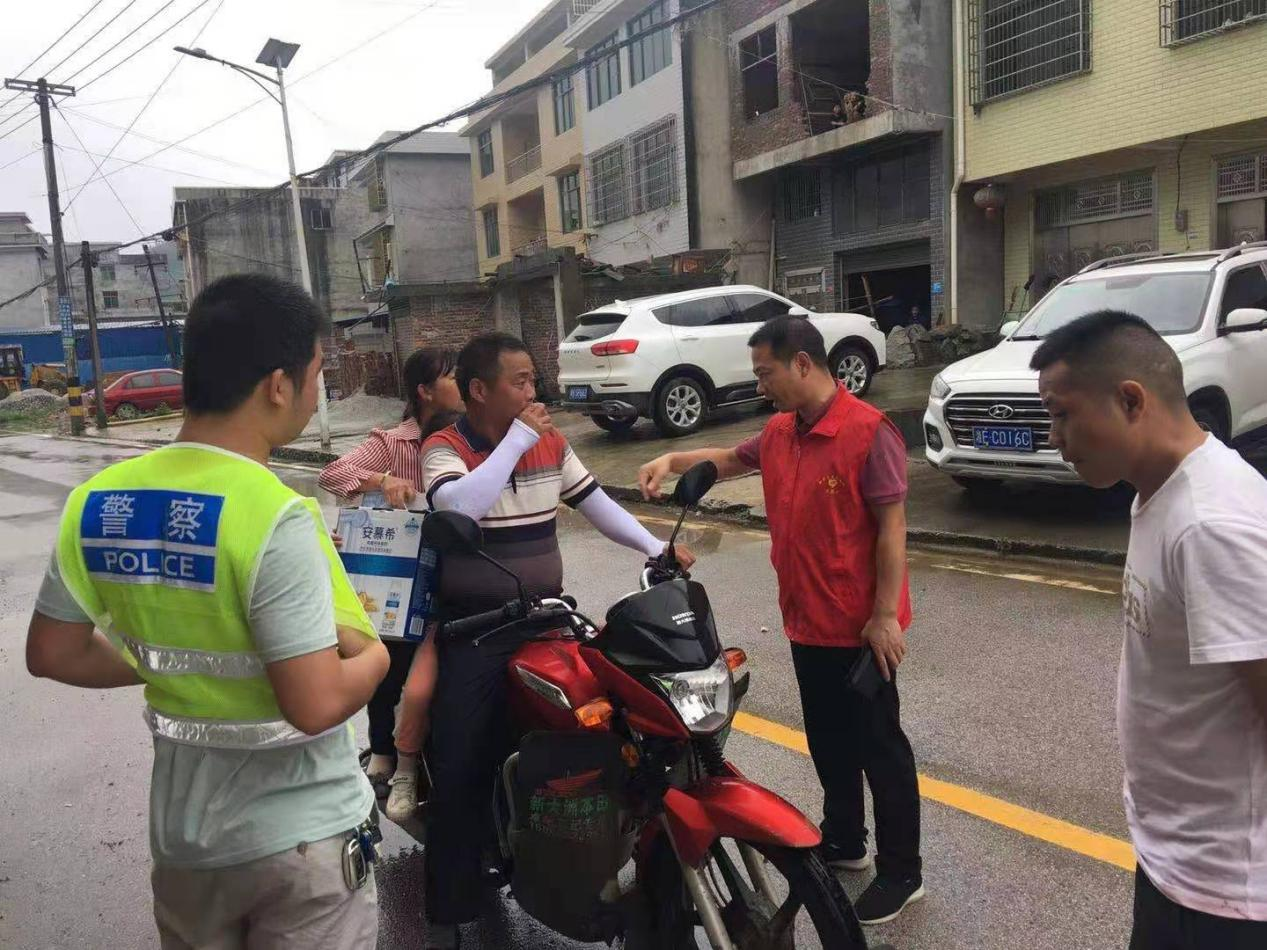 新邵县龙溪铺镇开展交通问题顽瘴痼疾集中整治“亮剑行动”行动(图1)