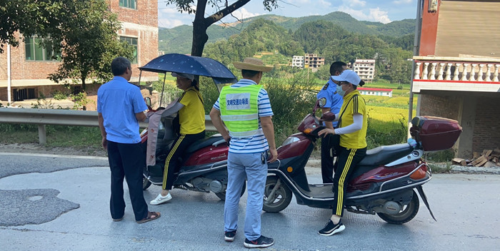 迎光乡开展交通顽瘴痼疾整治“亮剑行动”暨“戴帽工程”集中整治行动(图1)