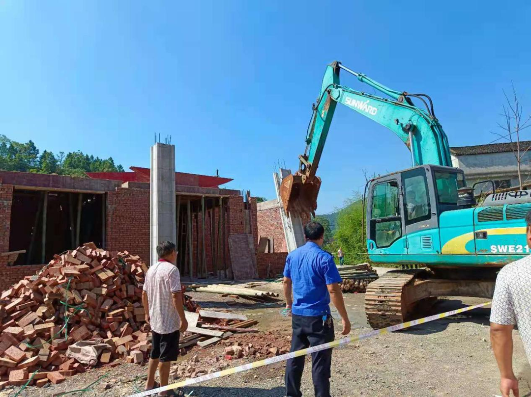 潭府乡开展打击乱占耕地建房专项行动(图1)
