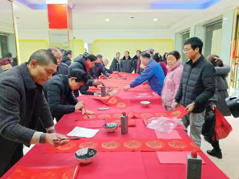 新邵县潭溪镇组织送春联活动(图1)