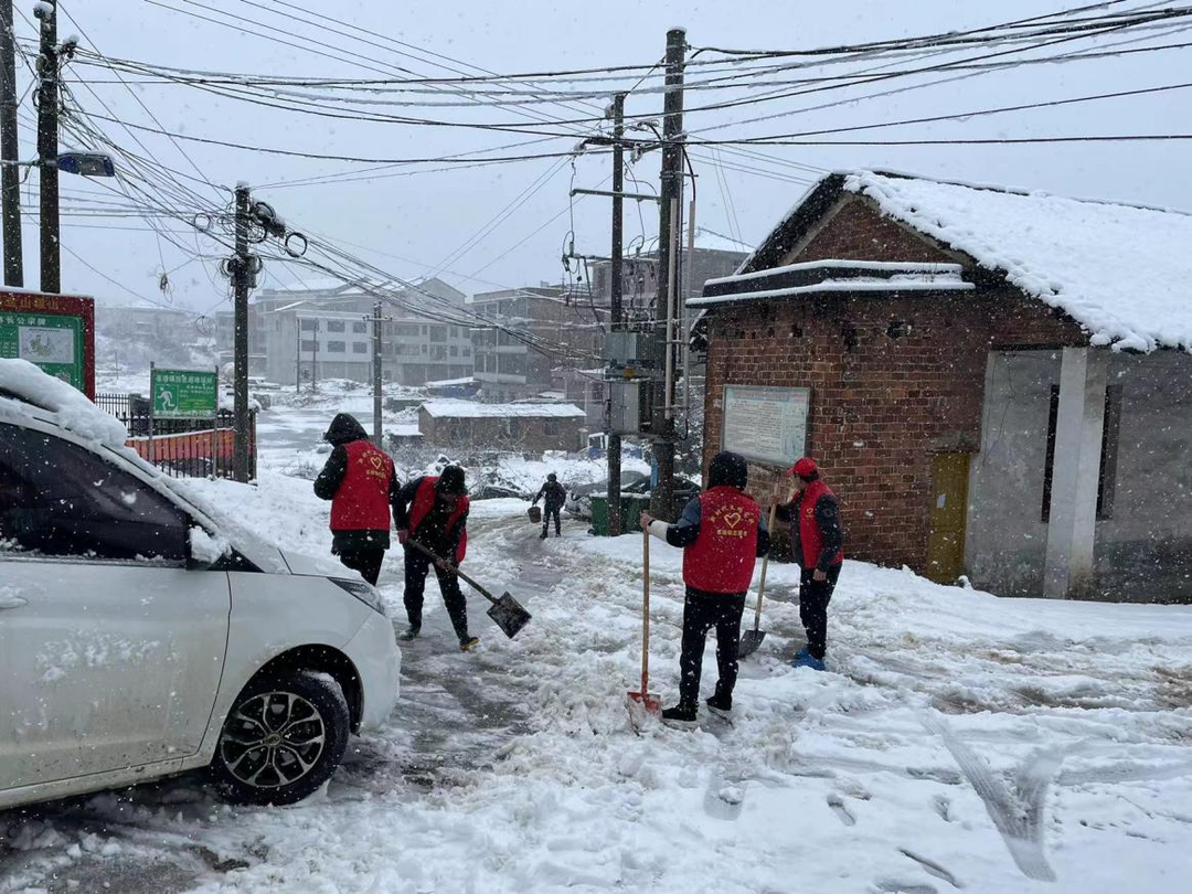 新邵县雀塘镇：雪中点燃“志愿红”(图2)