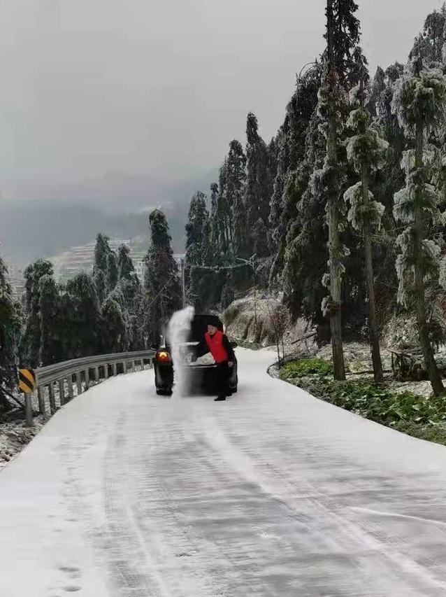 新邵县龙溪铺镇：风雪骤降 温情不减(图1)