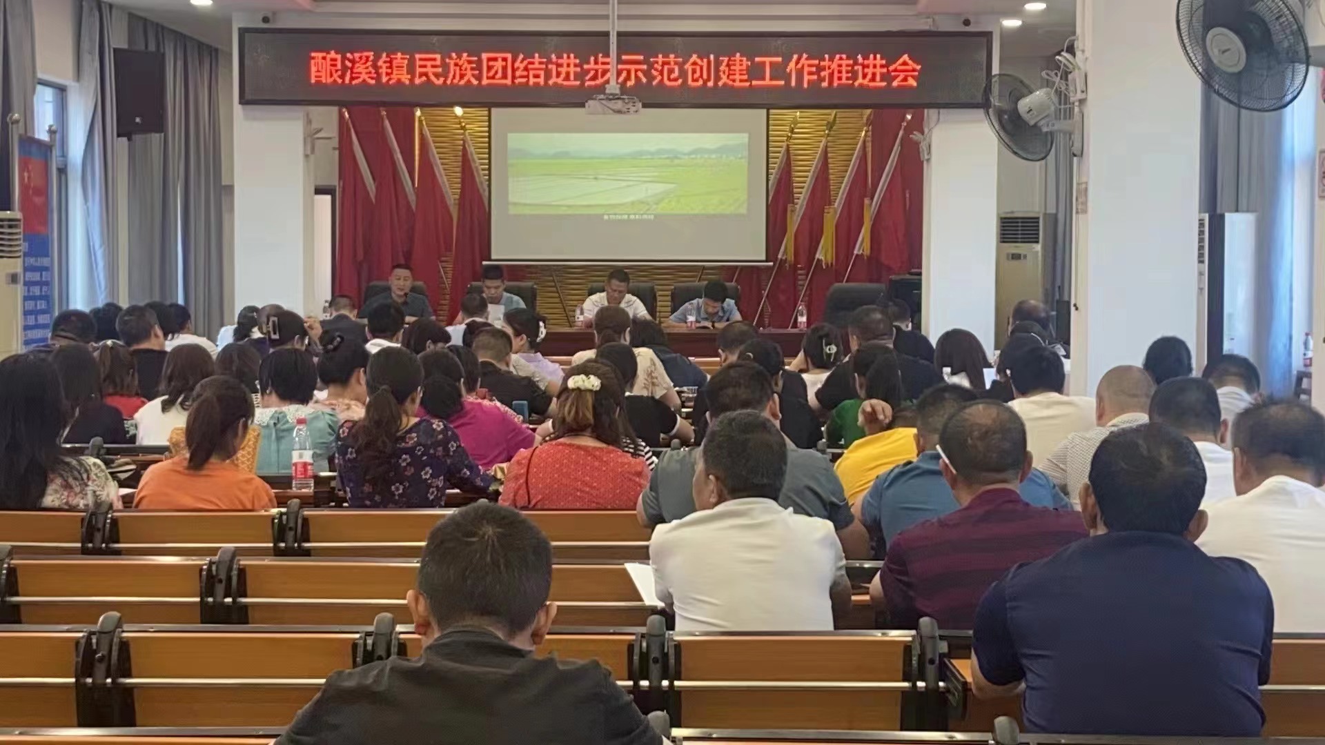 酿溪镇：扎实开展民族团结进步示范创建工作(图1)